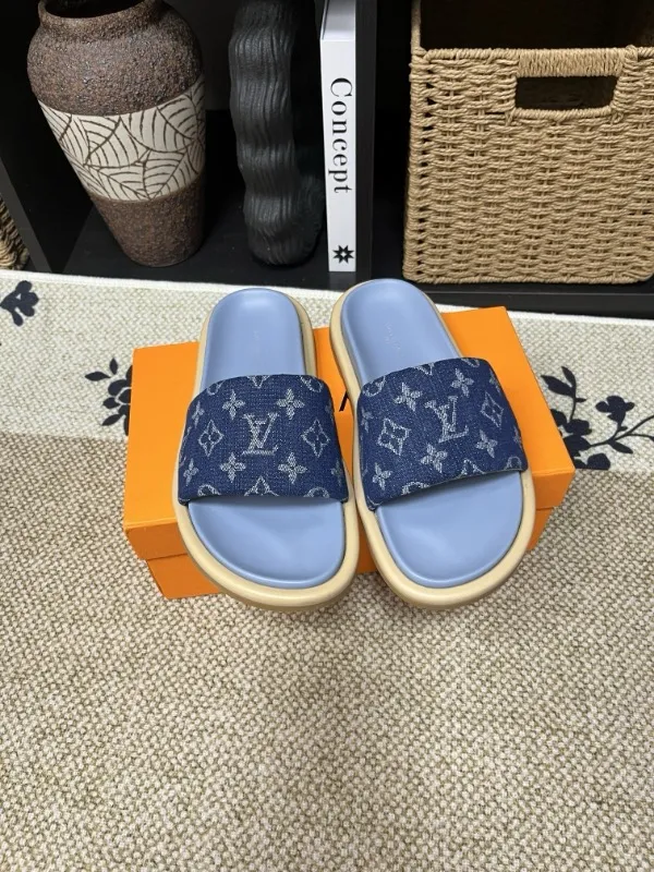 P320💰[New model] Long-term availability, 2025 new model, couple model [LOUlS VUlTTON] comes with drawer box, bag, card, invoice "Louis Vuitton ~ unique modern sandals. 》LV counter purchasing 🏃Men's and women's casual slippers, sold at the same time at the counter, the original old flower material upper is soft and comfortable, (refuses to discolor and rub the feet) sole: original factory special combination original sole, code number: 35--46 4 multiple colors 🉑️ to choose from